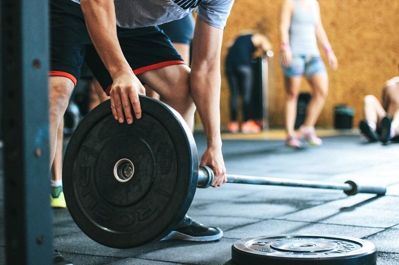 teens lifting weights